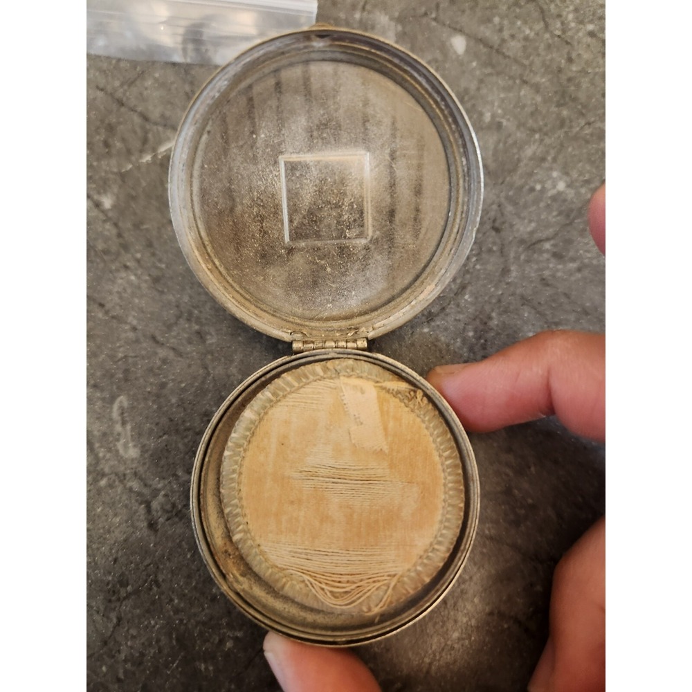 Vintage Make-Up / Blush Compact Pat Of Tre-Jur Inc. View 4
